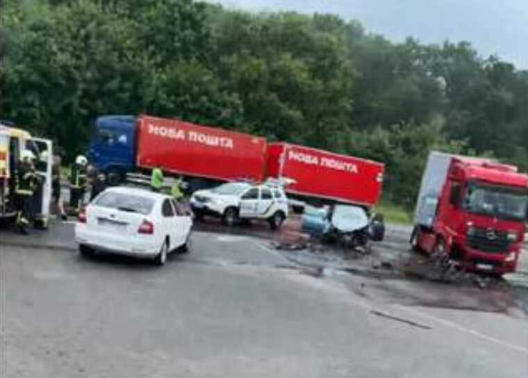 ДТП во Львовской области: столкнулись грузовик и легковое авто, есть погибшая