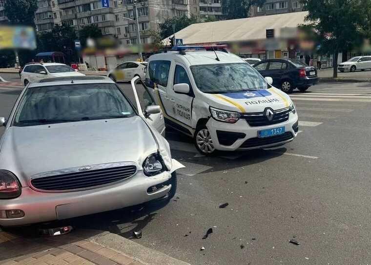 У столиці на Оболоні легковик протаранив машину патрульної поліції