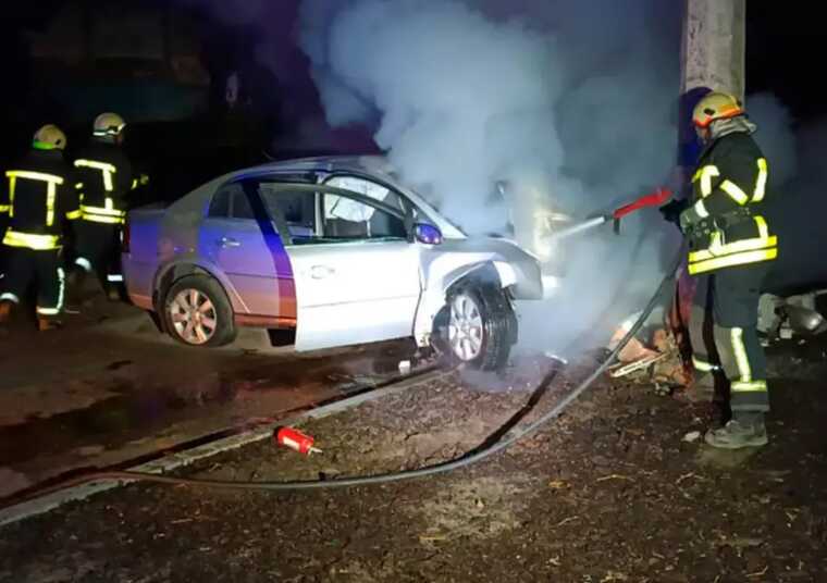 На Дніпропетровщині автівка влетіла в стовп і спалахнула