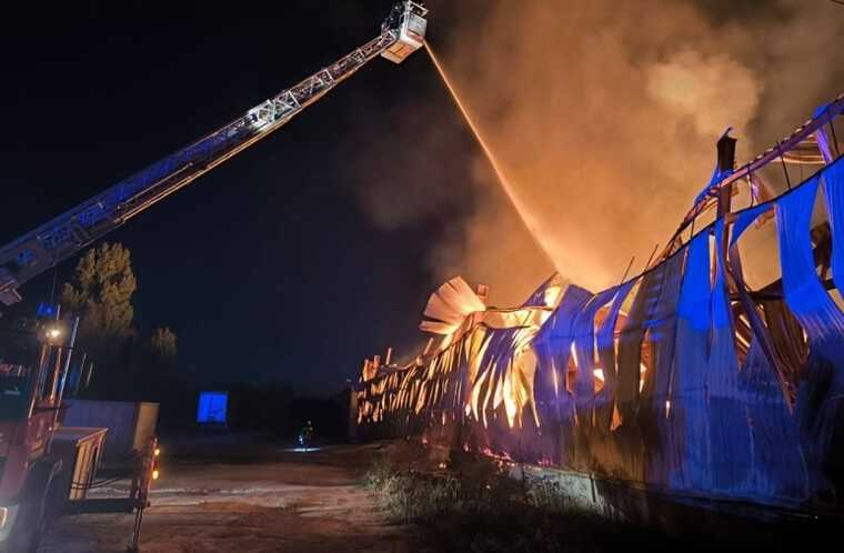 Під Броварами сталася масштабна пожежа: горів склад на кілька тисяч «квадратів»