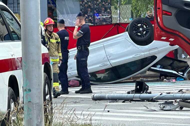 У Варшаві авто влетіло в зупинку: постраждали 8 осіб