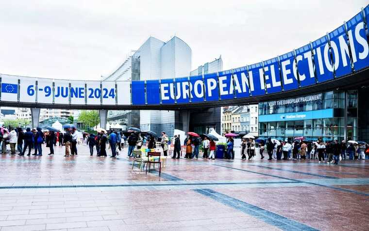 Євровибори у ФРН: провал для коаліції Шольца, тріумф для опозиції й ультраправих