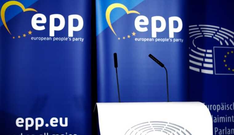 Проукраинская ЕНП лидирует на евровыборах, но правые нарастили вес