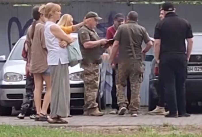 В сети публикуют кадры силовой мобилизации в Львове и Одессе