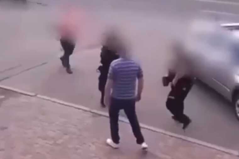 В Киеве полуголый мужчина нокаутировал патрульного и прыгал на служебном авто