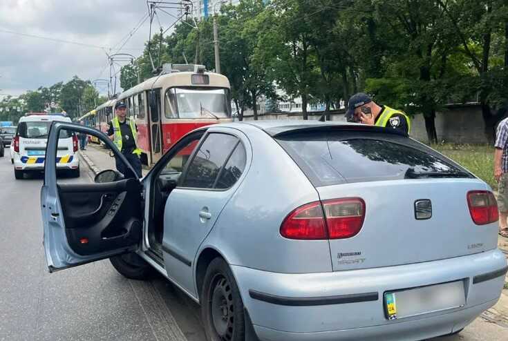У столиці п’яний водій скоїв ДТП та зупинив рух трамваїв