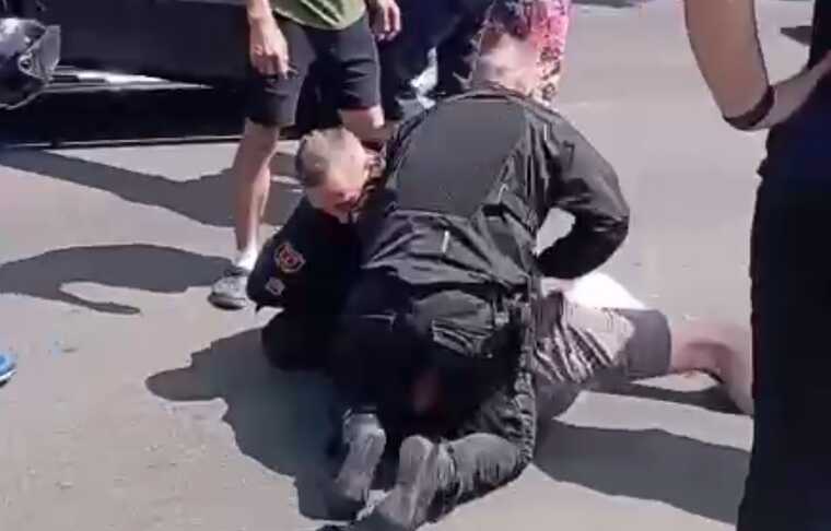 В Одессе люди пытались помешать полиции задержать парня