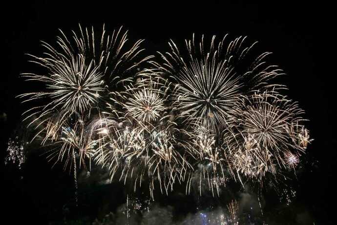 У Києві невідомі запустили салют