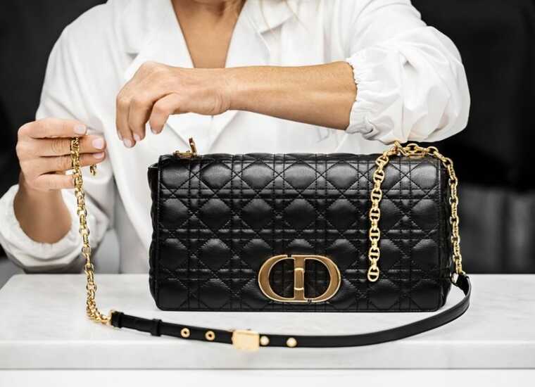 Італійська поліція накрила цех, де нелегали шиють сумки Dior