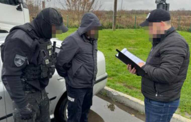 Судитимуть правоохоронців, які переправляли чоловіків за кордон під виглядом осіб з інвалідністю