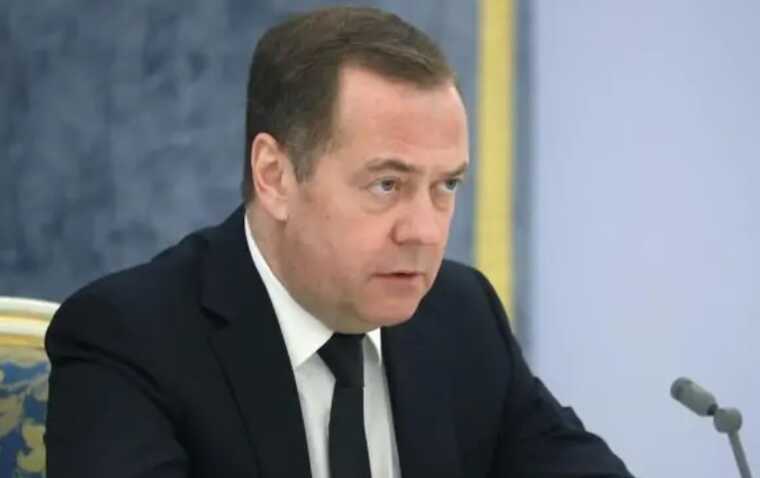 Медведев «присоединил» Украину к составу России