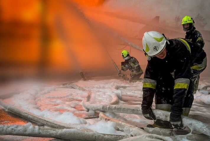 На Київщині досі гасять пожежу, яка виникла через ракетну атаку РФ