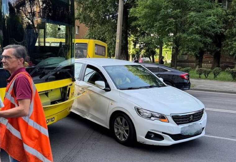 У Києві сталась аварія за участі легковика та тролейбуса