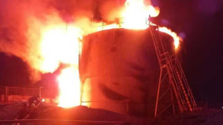 У РФ у Воронезькій області БПЛА атакували нафтобазу: пошкоджені резервуари з пальним