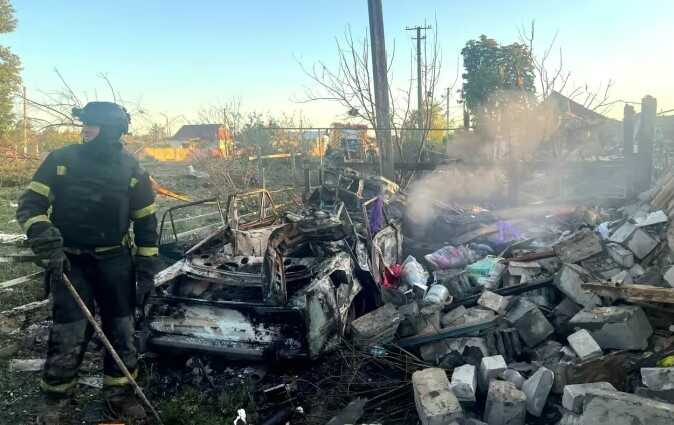 Опубліковано наслідки авіаудару по Харківщині: горіли житлові будинки та автівка
