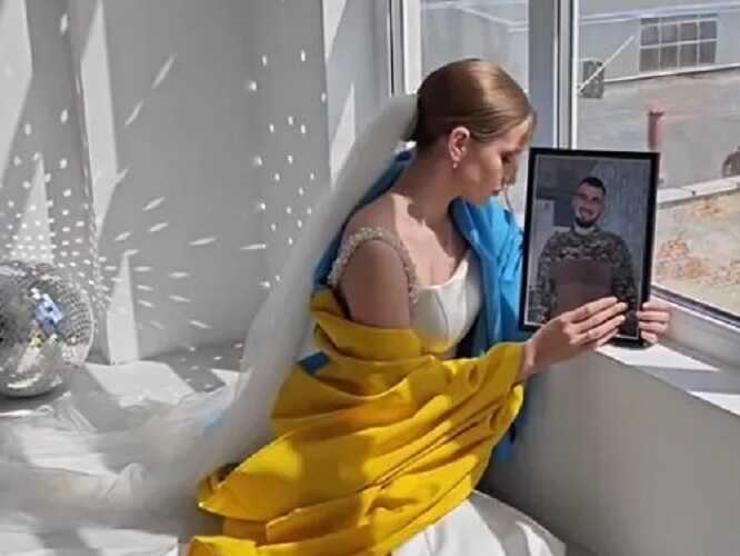 Наречена загиблого воїна влаштувала фотосесію у весільній сукні та з його портретом
