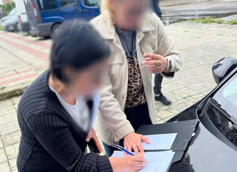 На Житомирщині жінка програла в онлайн-казино гроші, зібрані на випускний для учнів