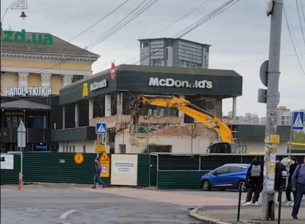 У Києві на центральному залізничному вокзалі закривають на ремонт найвідоміший «Макдоналдз»