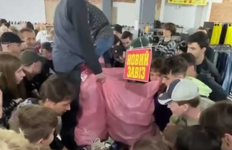 В сети публикуют видео ажиотажа в одном из киевских секонд-хендов
