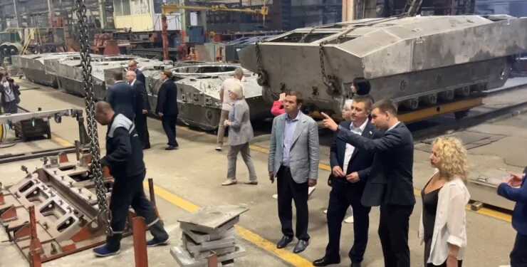 В России засветили производственную линию новейшей ББМ «Курганец-25»