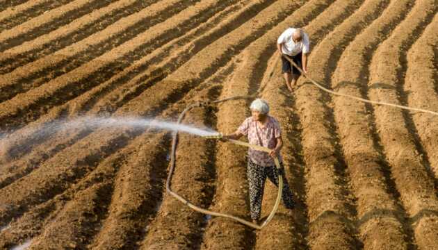 На півночі Китаю - аномальна спека, а південь накрили зливи