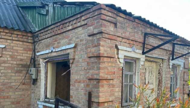 На Дніпропетровщині після атаки окупантів сталася пожежа: пошкоджені три будинки