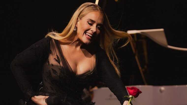 Адель вийшла на сцену у сукні від російського бренду