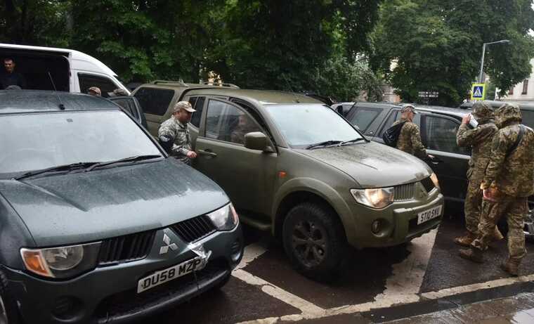 У столиці розбили машину військового та ще 6 цивільних авто