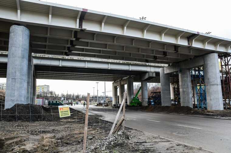 В Киеве на улице Жилянской обрушилась часть пешеходного моста, — соцсети