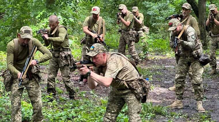 The Times опубликовала репортаж с украинской базы, где тренируются освобожденные осужденные
