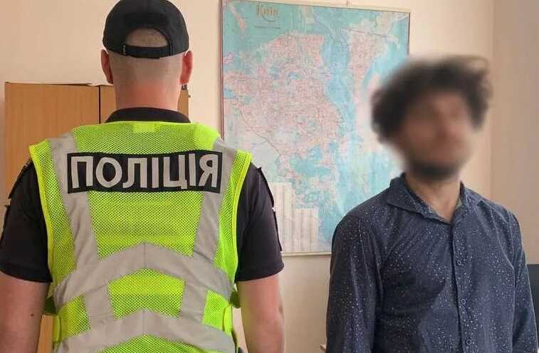 Поліцейські встановили зловмисника, який поширював радянську символіку у гімназії Києва