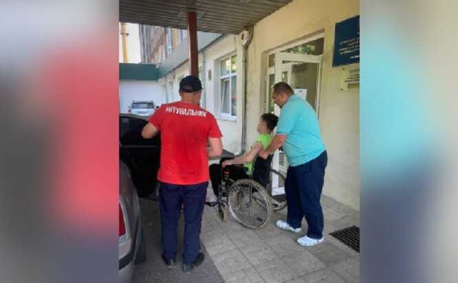 На Закарпатті змія вкусила туриста за горло