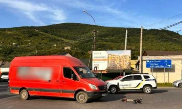 На Закарпатті водійка на Mercedes збила двох дітей на електросамокаті