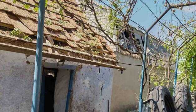 Окупанти з артилерії обстріляли село на Херсонщині: є поранені