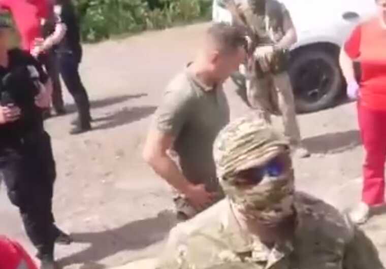 У Чернівецькій області невідомий у військовій формі намагався змусити чоловіка залишити автобус