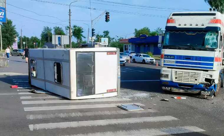 У Кривому Розі фура влетіла в маршрутку: 21 пасажир та водій отримали травми