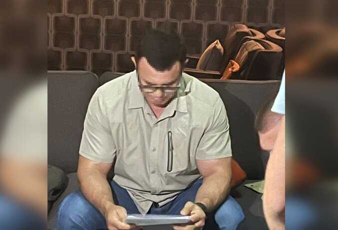 Обшук ДБР у Тищенка: нардеп, не бажаючи віддати речовий доказ, розбив свій телефон