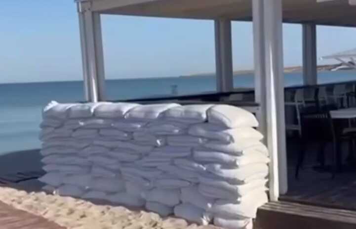В окупованому Криму в барах на пляжах почали встановлювати барикади, - росЗМІ