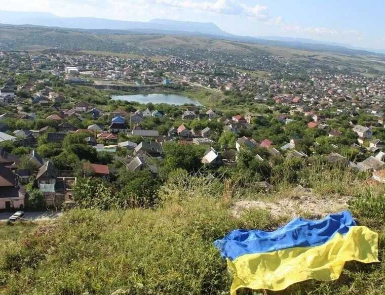 В оккупированном Крыму на вершине Петровских скал подняли флаг Украины