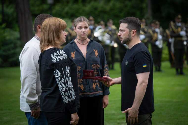 Зеленський вручив нагороди з нагоди Дня Конституції