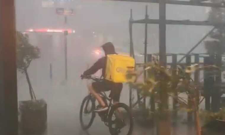 Через негоду у Польщі розмило залізничні колії, перекинувся кран верфі