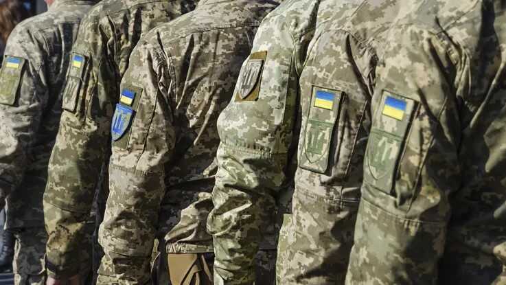 Цивільних будуть карати за носіння військової форми