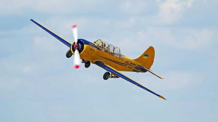 У мережі показали нове полювання Як-52 на дрон Zala РФ