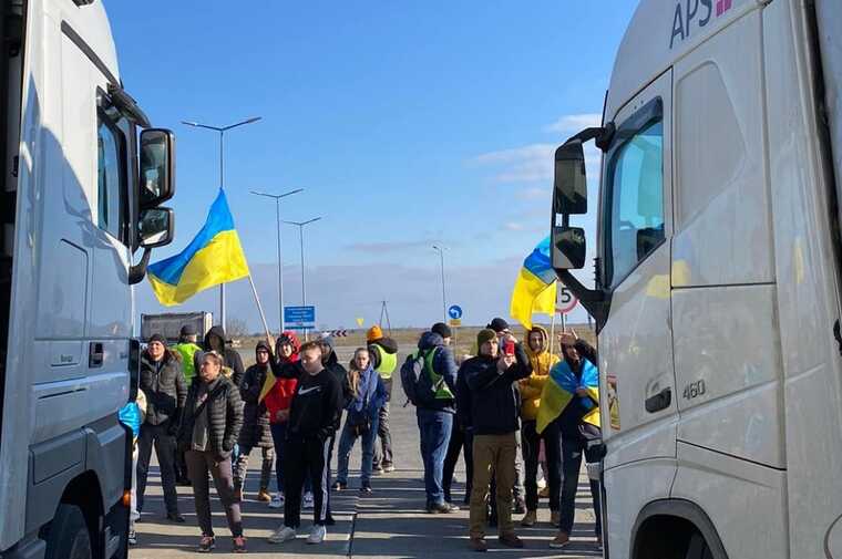 На кордоні з Польщею відновлено рух українських фур