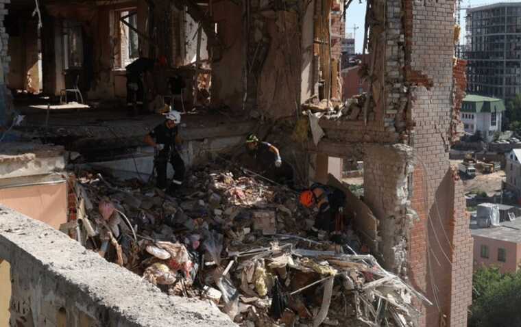 Атака РФ по Дніпру: під завалами все ще шукають людей