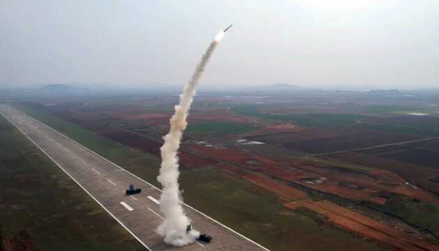 Північна Корея заявила про успішні випробування ракети з надвеликою боєголовкою