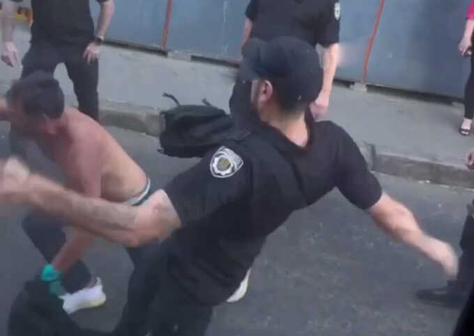 В Одесі на Привозі поліцейські побили чоловіка