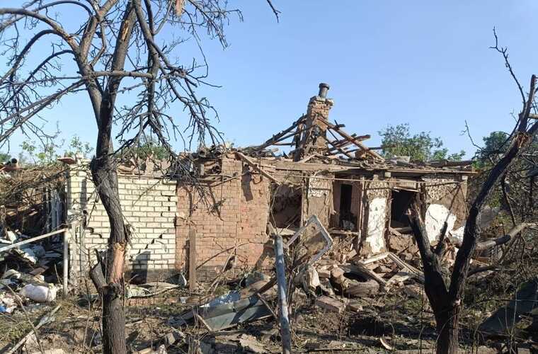 Окупанти вдарили по Боровій: з-під завалів дістали тіло жертви