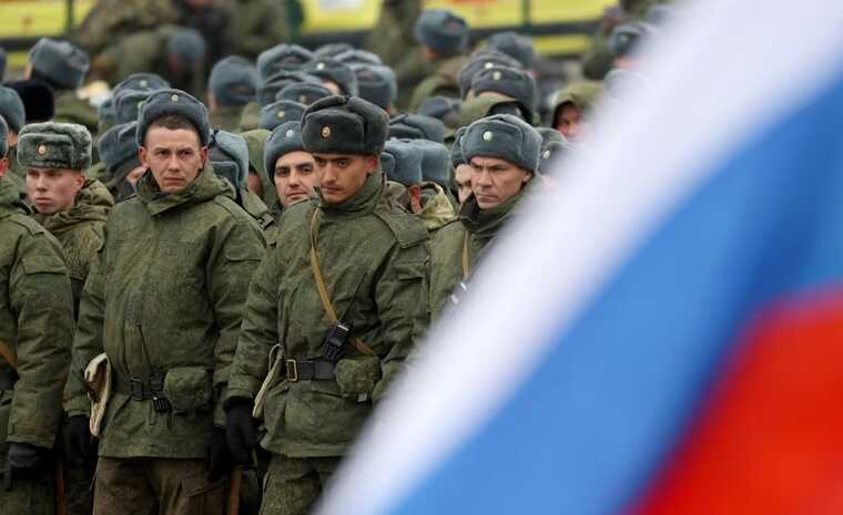 В оккупированном Мариуполе захватчики принудительно мобилизуют на войну украинских мужчин