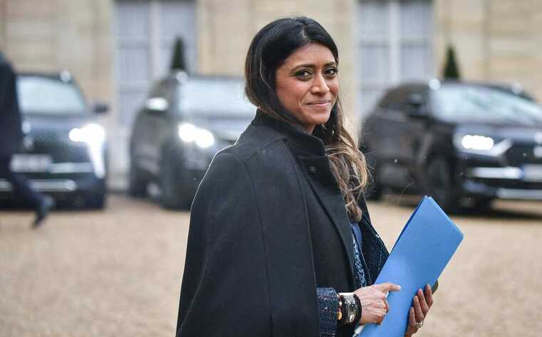 Группа неизвестных напала на официального представителя правительства Франции